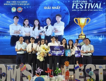 Đại diện Ban tổ chức cuộc thi trao giải Nhất cho Đội The Border Tax Brigade.