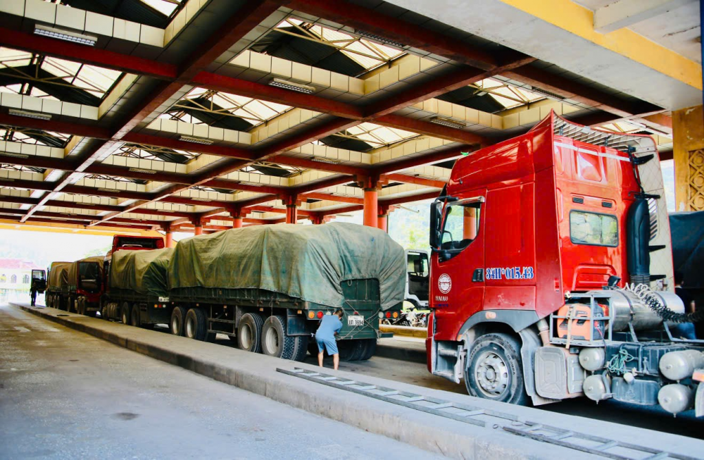 Cha Lo: Tấp nập lưu lượng xe qua lại cửa khẩu