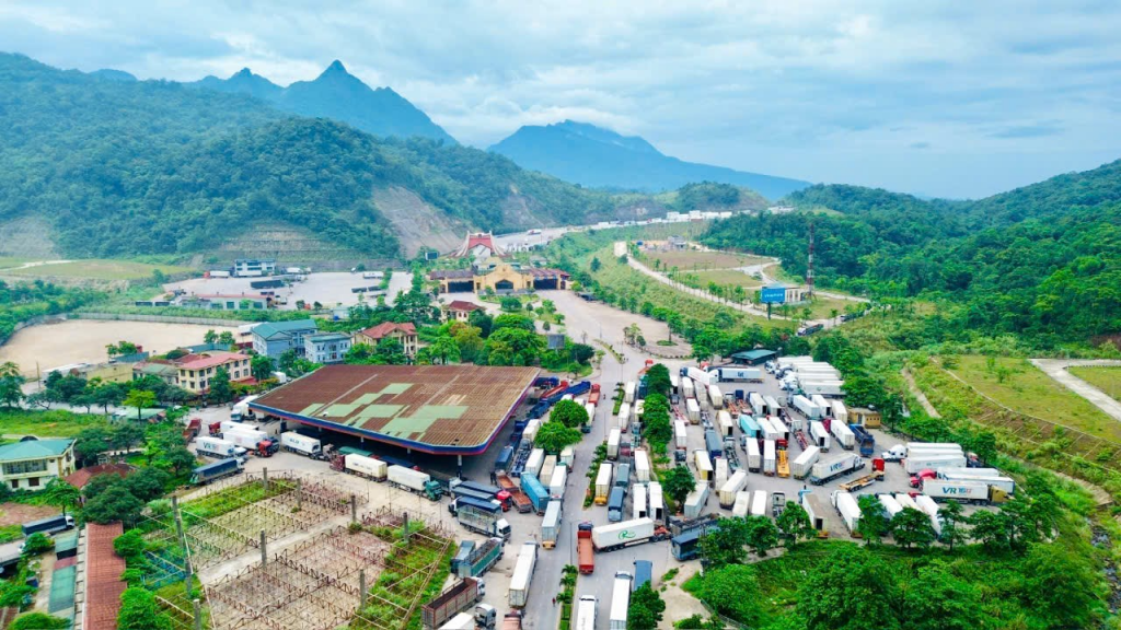 Cha Lo: Tấp nập lưu lượng xe qua lại cửa khẩu