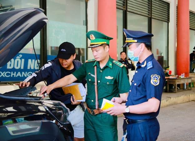 Cha Lo: Tấp nập lưu lượng xe qua lại cửa khẩu