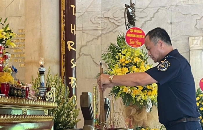 Hải quan khu vực VI dâng hương Chủ tịch Hồ Chí Minh tại Khu di tích quốc gia đặc biệt Pác Bó