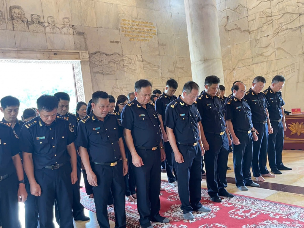 Hải quan khu vực VI dâng hương Chủ tịch Hồ Chí Minh tại Khu di tích quốc gia đặc biệt Pác Bó