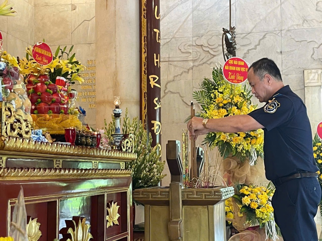 Hải quan khu vực VI dâng hương Chủ tịch Hồ Chí Minh tại Khu di tích quốc gia đặc biệt Pác Bó