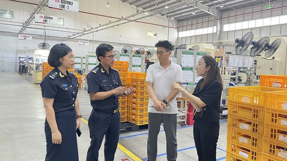 Lãnh đạo Hải quan cửa khẩu cảng Kỳ Hà (thuộc Chi cục Hải quan khu vực XII) nắm bắt tình hình hoạt động của doanh nghiệp. Ảnh: N.Linh