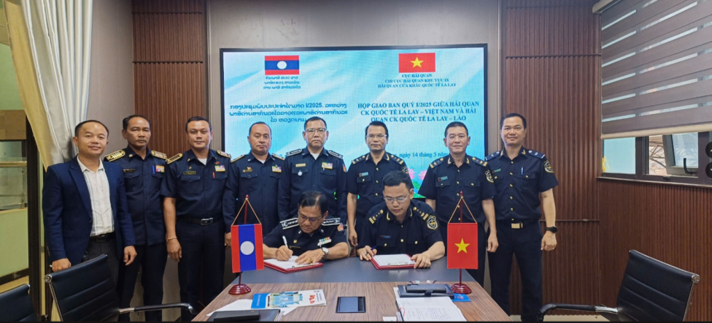Đại diện Hải quan cửa khẩu quốc tế La Lay (Việt Nam) và Hải quan cửa khẩu quốc tế La Lay (Lào) vùng ký biên bản ghi nhớ