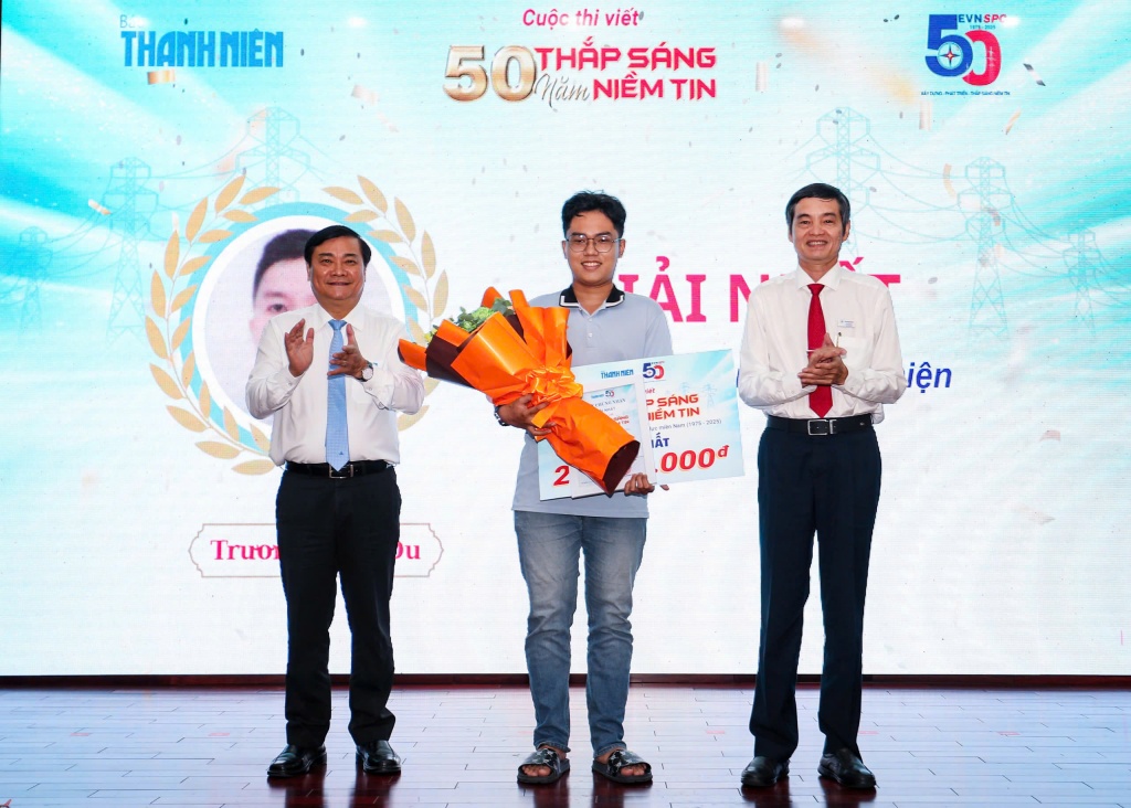 Trao giải cuộc thi viết "50 năm thắp sáng niềm tin"