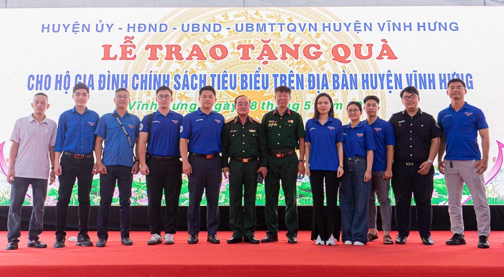 Thanh niên Hải quan Khu vực II tặng quà gia đình chính sách