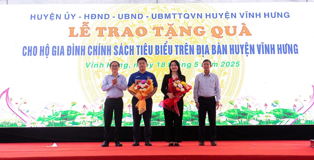 Thanh niên Hải quan Khu vực II tặng quà gia đình chính sách