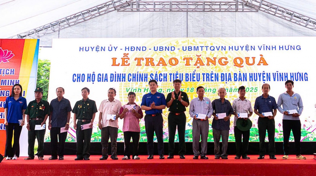 Thanh niên Hải quan Khu vực II tặng quà gia đình chính sách