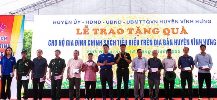 Thanh niên Hải quan Khu vực II tặng quà gia đình chính sách