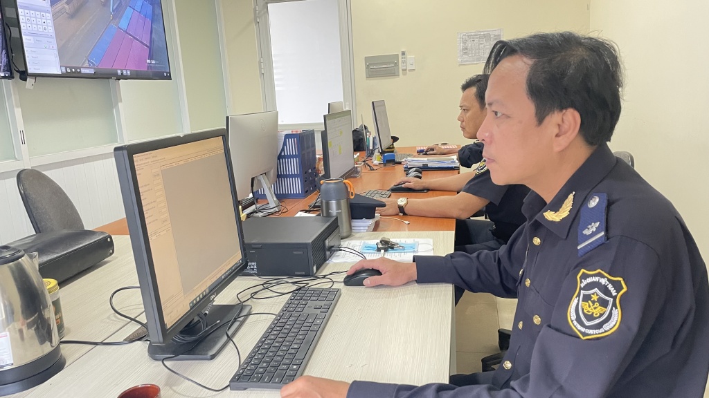 Hoạt động nghiệp vụ của công chức Chi cục Hải quan khu vực XII. Ảnh: N.Linh
