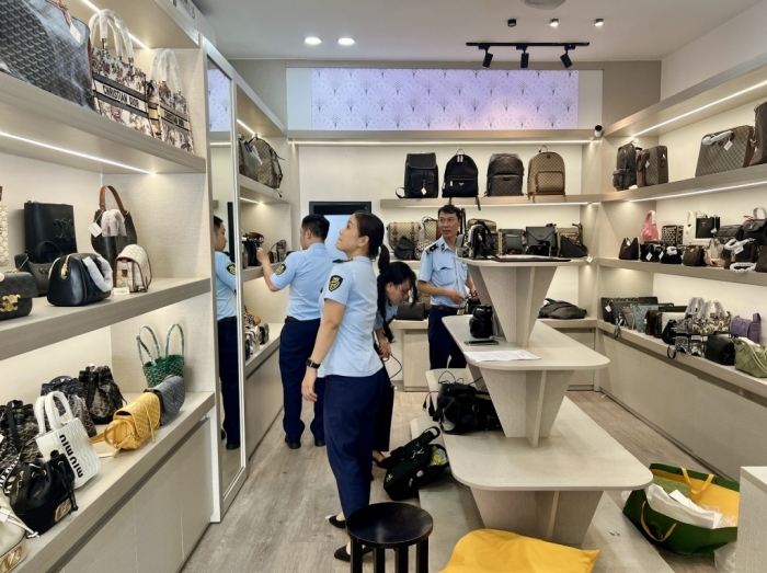 Đà Nẵng tạm giữ gần 2.000 sản phẩm thời trang không rõ nguồn gốc