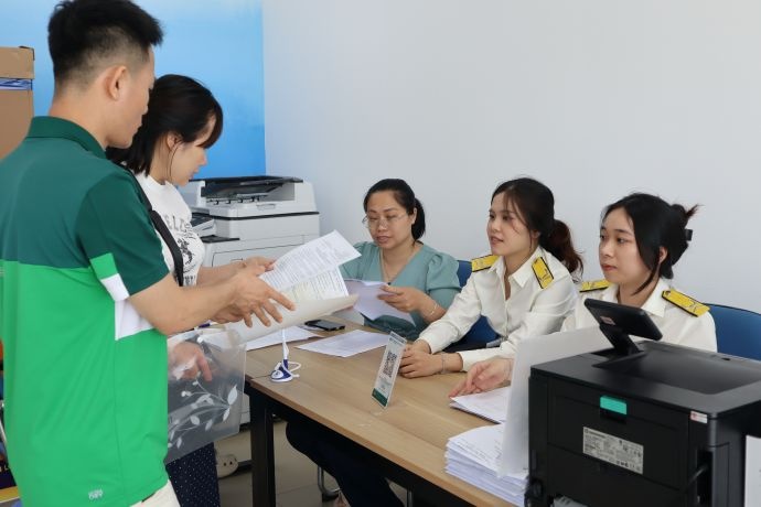 Từ ngày 20 - 23/5, mỗi ngày huyện Gia Lâm tiếp nhận 150-200 hồ sơ đăng ký thuế