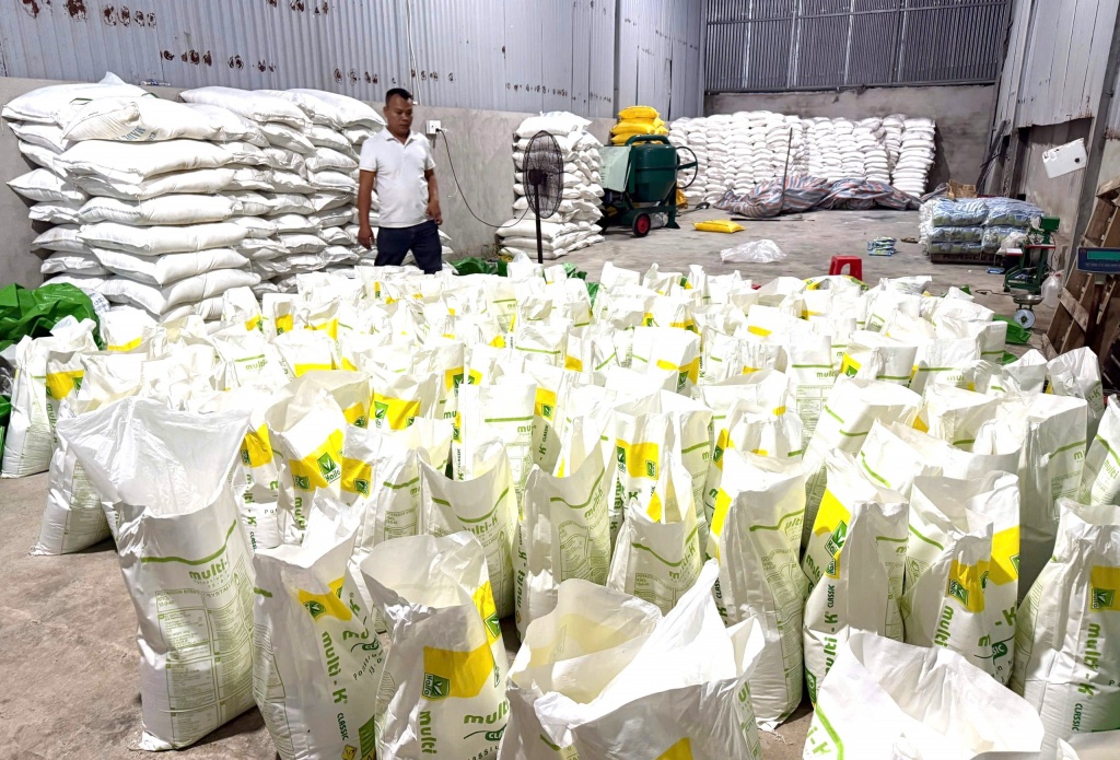 Tang vật sản xuất phân bón giả bị Công an Đồng Nai tạm giữ