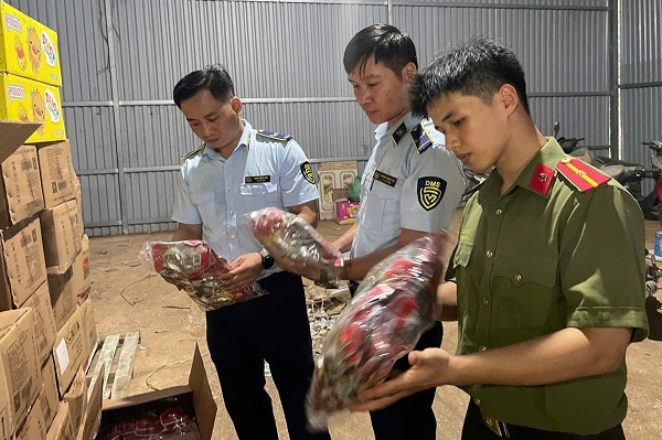 Cao Bằng thu trên 5.000 sản phẩm mỹ phẩm không rõ nguồn gốc và thực phẩm nhập lậu