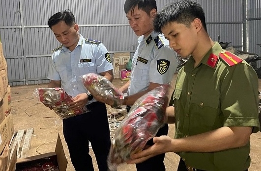 Cao Bằng thu trên 5.000 sản phẩm mỹ phẩm không rõ nguồn gốc và thực phẩm nhập lậu