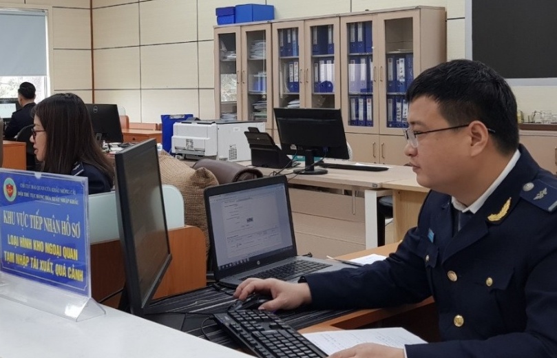 Cán bộ, công chức Chi cục Hải quan khu vực VIII với AI