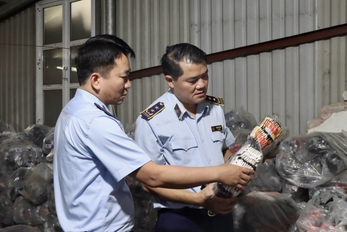 Phát hiện một lượng lớn tất chân có dấu hiệu giả xuất xứ và nhãn hiệu tại Hà Nội