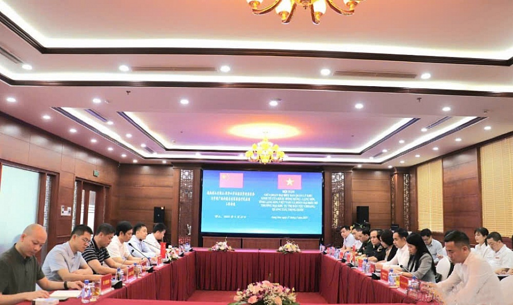 Quang canhr hội đàm.