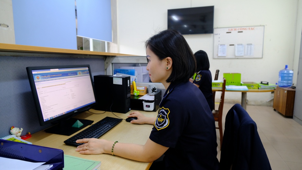 Hoạt động nghiệp vụ của công chức Chi cục Hải quan khu vực XII. Ảnh: N.L Hoạt động nghiệp vụ của công chức Chi cục Hải quan khu vực XII. Ảnh: N.L