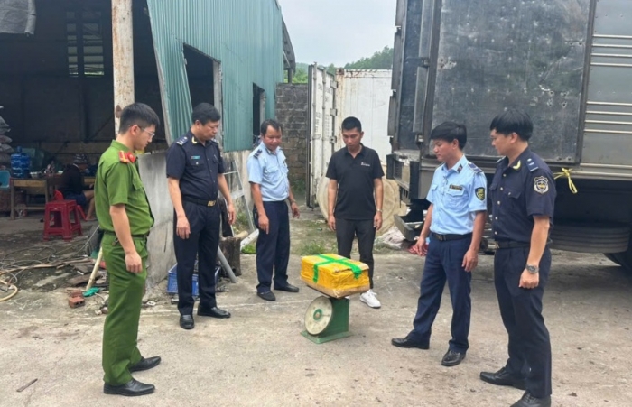 Tạm giữ hơn 25 tấn thực phẩm không rõ nguồn gốc tại kho lạnh ở Móng Cái