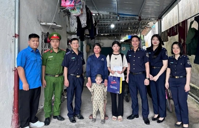 Tuổi trẻ Hải quan cửa khẩu quốc tế Móng Cái lan tỏa yêu thương đến trẻ em nghèo nhân dịp Tết thiếu nhi 1/6