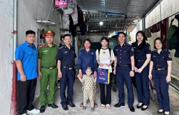 Tuổi trẻ Hải quan cửa khẩu quốc tế Móng Cái lan tỏa yêu thương đến trẻ em nghèo nhân dịp Tết thiếu nhi 1/6