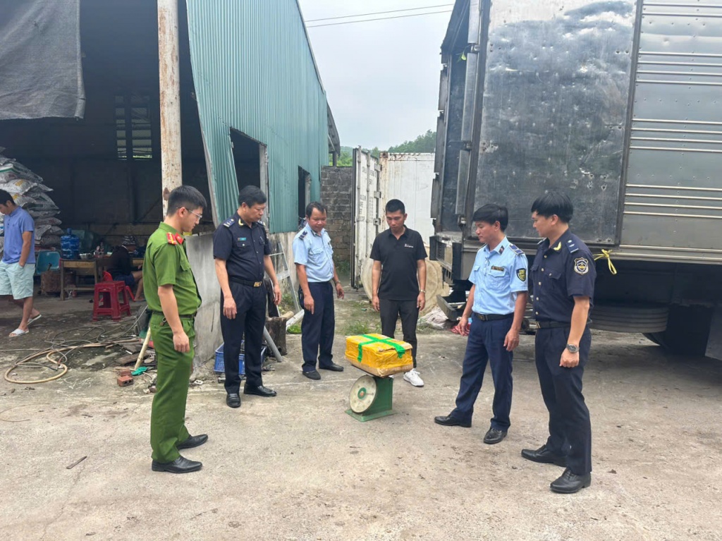 Các lực lượng chức năng tiến hành kiểm đếm hàng hóa