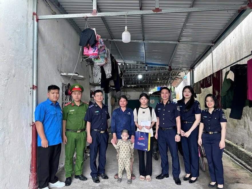Chi đoàn thanh niên Hải quan cửa khẩu quốc tế Móng Cái tặng quà cho học sinh nghèo vượt khó