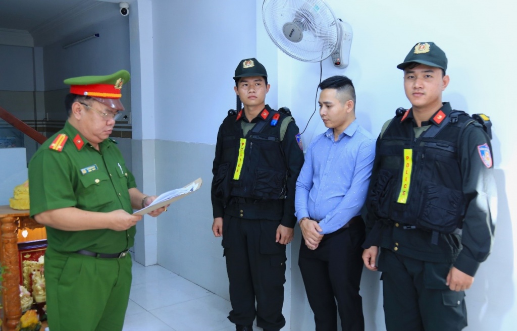 Bắt tạm giam giám đốc doanh nghiệp sản xuất gần 300 tấn phân bón giả