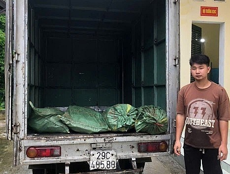 Đối tượng Nông Quốc Bình và tang vật bị bắt giữ tại Đồn Biên phòng Ba Sơn.