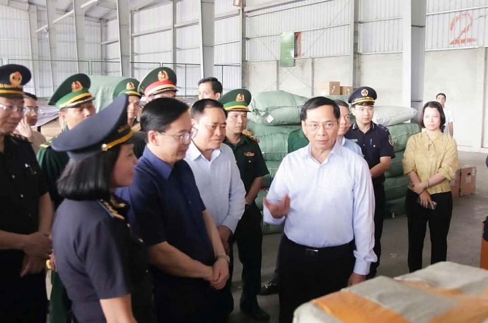 Phó Thủ tướng Bùi Thanh Sơn kiểm tra công tác lưu trữ hàng hóa tại kho bãi trong địa bàn khu vực cửa khẩu quốc tế Hữu Nghị. 
