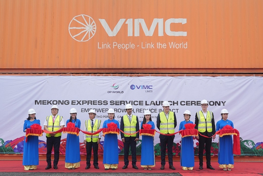 Các đại biểu thực hiện nghi thức cắt băng khánh thành tuyến Mekong Express.