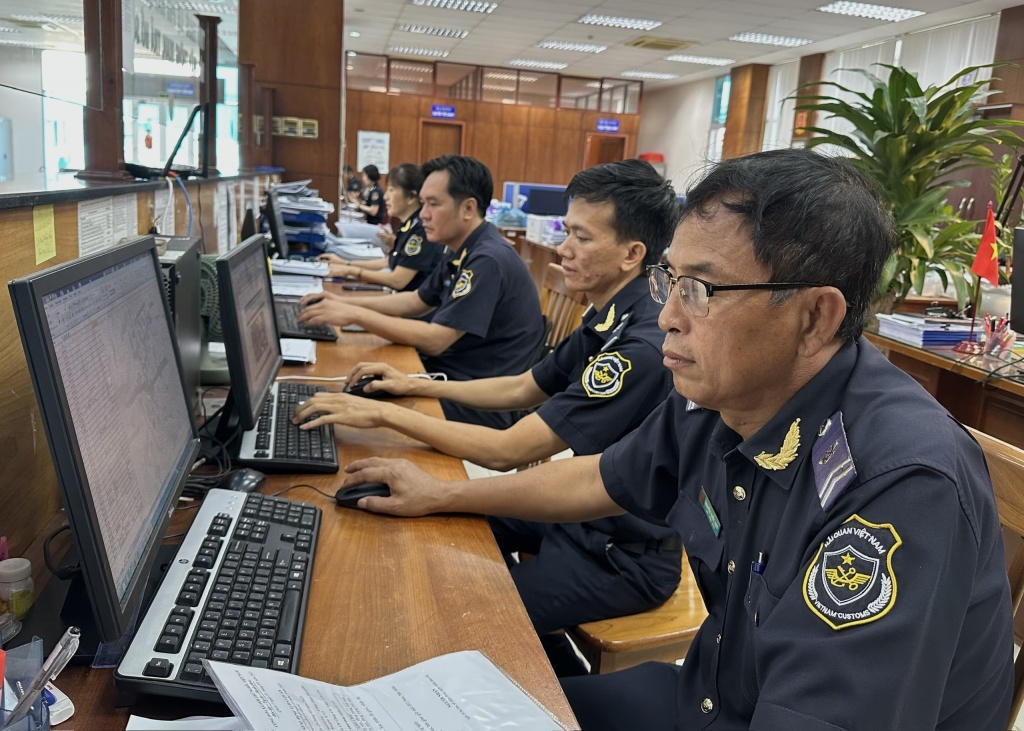 Công chức Hải quan cửa khẩu cảng Cái Mép thực hiện thông quan trên hệ thống điện tử. Ảnh: T.H