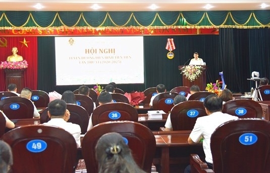 Chi cục Thuế khu vực IX tuyên dương điển hình tiên tiến, lan tỏa tinh thần thi đua yêu nước