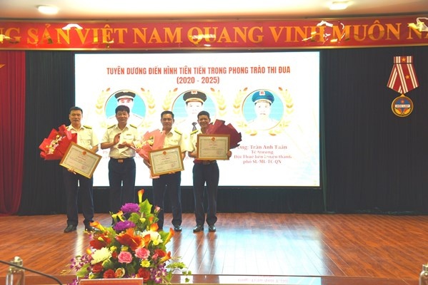 Chi cục Thuế khu vực IX tuyên dương điển hình tiên tiến, lan tỏa tinh thần thi đua yêu nước