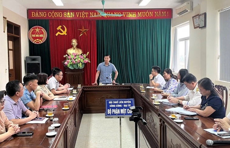 Tuyên dương 2 Đội Thuế hoàn thành triển khai hóa đơn điện tử khởi tạo từ máy tính tiền trước thời hạn