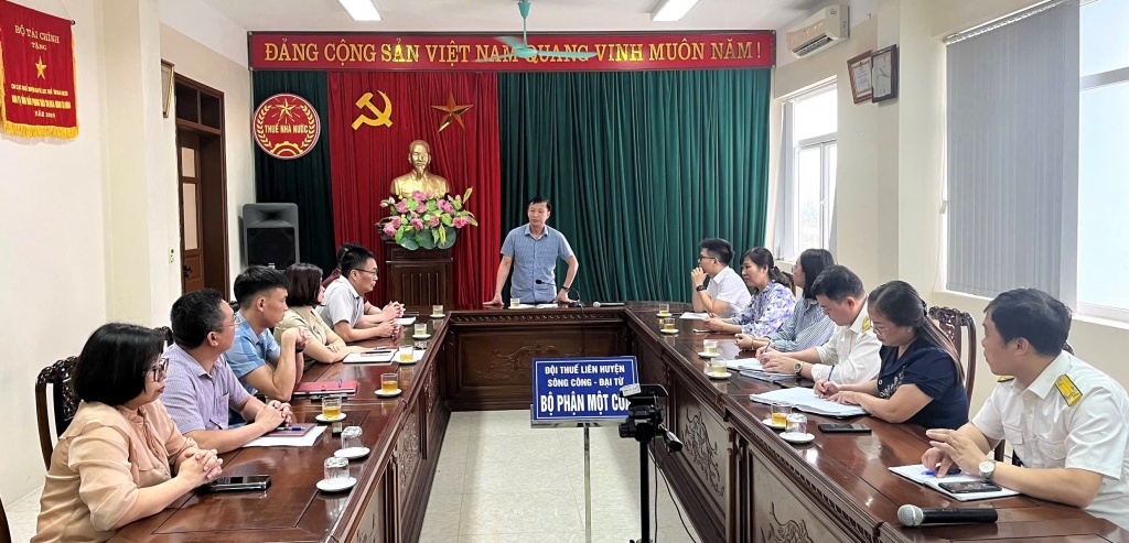 Tuyên dương 2 Đội Thuế hoàn thành triển khai hóa đơn điện tử khởi tạo từ máy tính tiền trước thời hạn