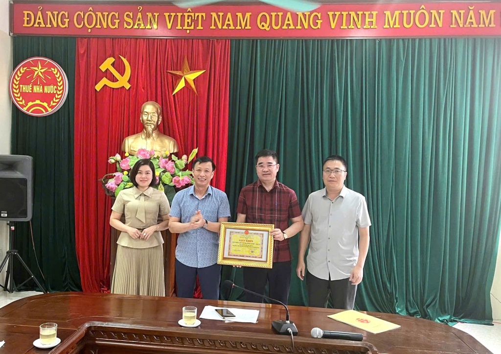 Tuyên dương 2 Đội Thuế hoàn thành triển khai hóa đơn điện tử khởi tạo từ máy tính tiền trước thời hạn
