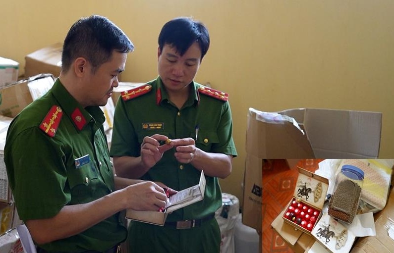Khởi tố cặp vợ chồng buôn bán hàng cấm