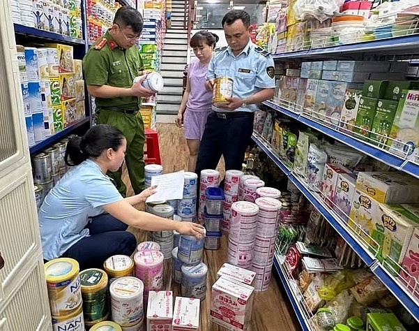 Lực lượng chức năng kiểm đếm số hàng vi phạm. 