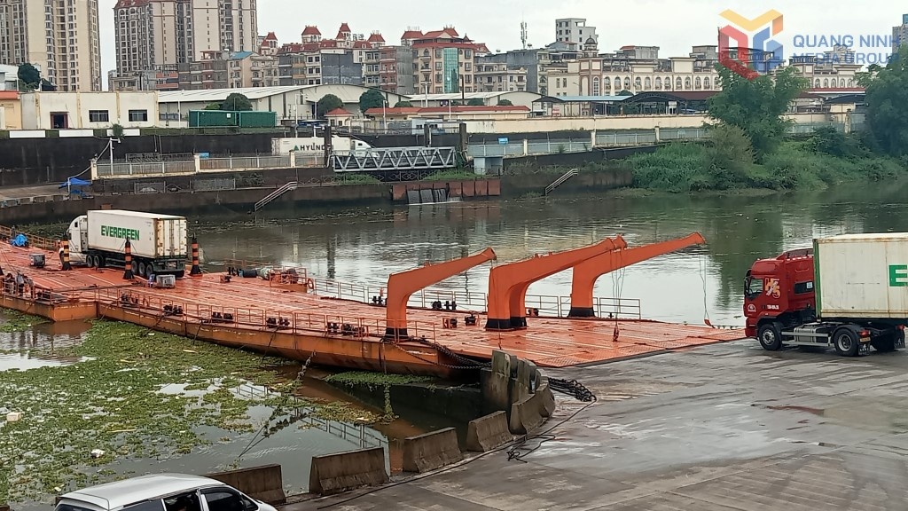 Lô hàng nông sản thực hiện thủ tục thông quan qua Lối thông quan cầu Bắc Luân II