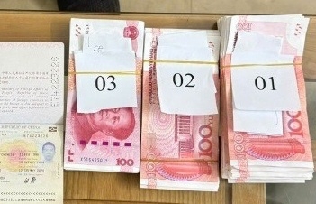 Hải quan cửa khẩu Lào Cai phối hợp bắt giữ vụ tiêu thụ ngoại tệ giả