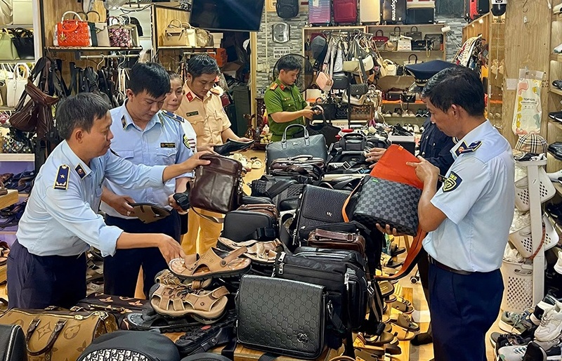 An Giang: Phát hiện nhiều vụ kinh doanh hàng lậu, hàng giả trên thương mại điện tử