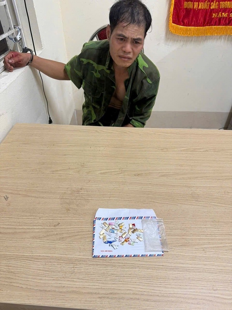 Đối tượng cùng tang vật. Ảnh: Thu Lan