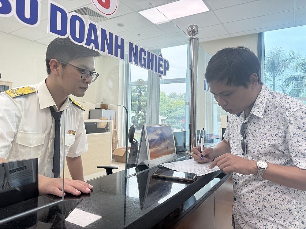 Hoạt động nghiệp vụ tại Chi cục Thuế Khu vực XVI. Ảnh: Thanh Hồng