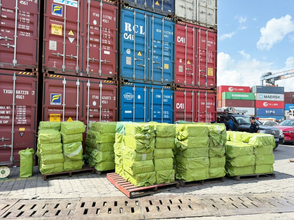 Hải quan bắt giữ 84.000 bao thuốc lá lậu giấu trong bồn thép, trị giá hơn 2,5 tỷ đồng