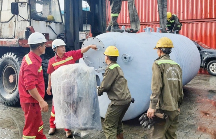 Hải quan bắt giữ 84.000 bao thuốc lá lậu giấu trong bồn thép, trị giá hơn 2,5 tỷ đồng