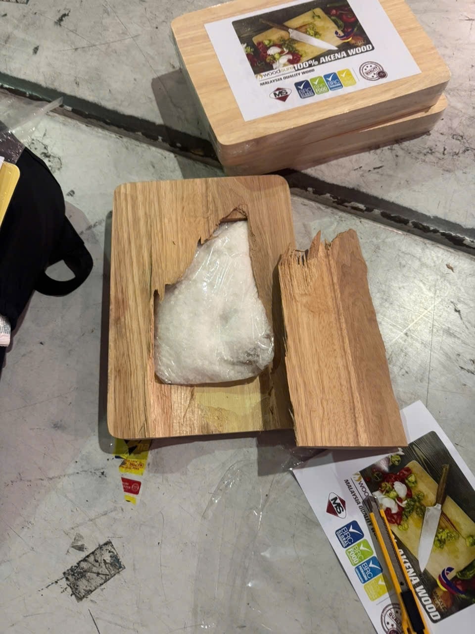 Hải quan bắt giữ hơn 5 kg ma túy giấu trong thớt gỗ tại cửa khẩu sân bay quốc tế Tân Sơn Nhất