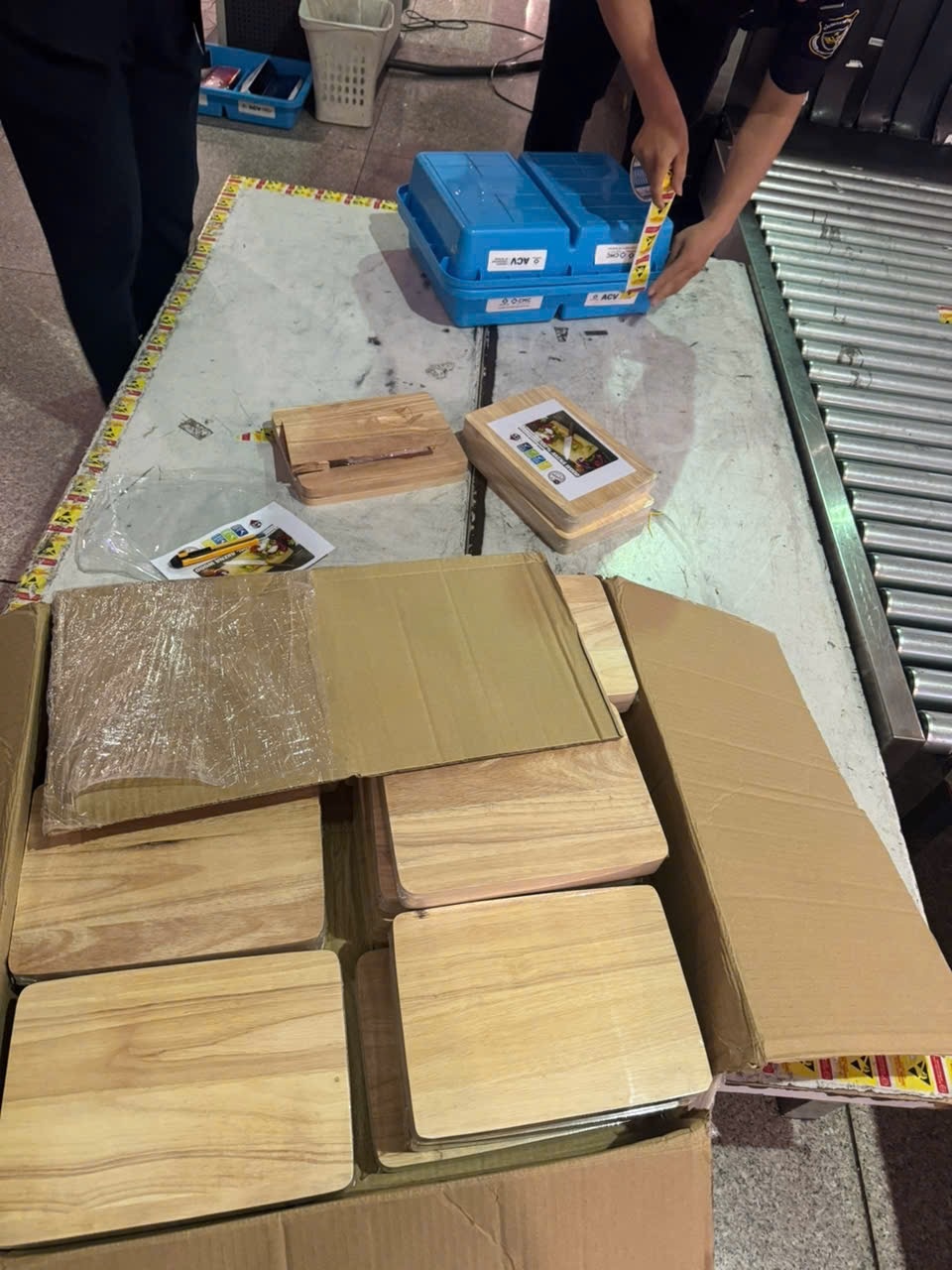 Hải quan bắt giữ hơn 5 kg ma túy giấu trong thớt gỗ tại cửa khẩu sân bay quốc tế Tân Sơn Nhất